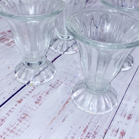 Set of 4 glass vintage sherbet/fruit parfait cups - Picture 3 of 5